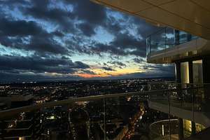 Exklusive Sommerresidenz im höchsten Wohnturm Frankfurts – Apartment für zwei Monate zu vermieten – Europa allee 2, 60327 Gallus, Frankfurt am Main – Vorschaubild 1