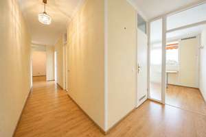 Elegante 3-4-Zimmer-Wohnung, zentral in Köln-Weiden mit 2 Balkonen und Tiefgaragenstellplatz – 50858 Weiden, Köln – Vorschaubild 2