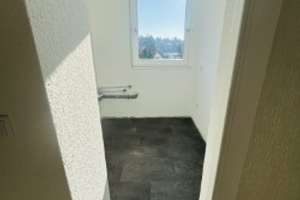 Moderne, frisch renovierte 2-Zimmer-Wohnung mit großem Balkon in Sachsenhausen-Süd – 60598 Sachsenhausen-Süd, Frankfurt am Main – Vorschaubild 2