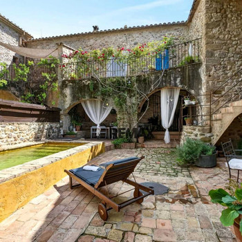 Charmantes Dorfhaus mit über 500 m2 zwischen Pla de l'Estany und Alt Empordà mit Touristenlizenz