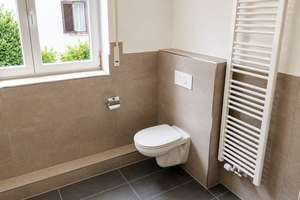 Moderne 2-Zimmer-Gartenwohnung mit Terrasse, Einbauküche & TG-Stellplatz in Bestlage von Ebersberg – Sieghartstraße 16, 85560 Ebersberg – Vorschaubild 10