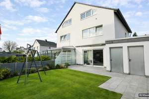 Geräumige DHH auf 155 m2, 5 Z. in Köln mit Garage und großem Südwest-Garten, laufend gepflegt. 