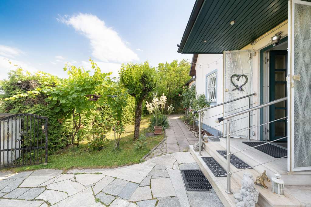 Immobilie in Gräfelfing - MÜNCHNER IG: Charmantes Zweifamilienhaus mit Blick ins Grüne – Ideal für Familien oder Investment! - Bild 1