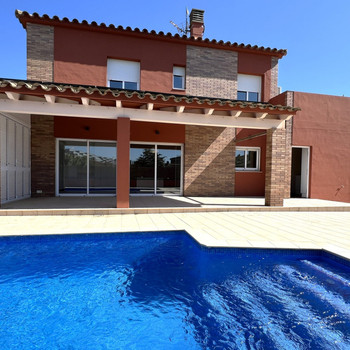 Ausgezeichnetes Haus mit privatem Pool in sehr ruhiger Lage in Sant Pere Pescador.