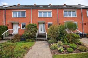 Erstbezug nach Sanierung: Großzügiges Reihenhaus mit Garten und Terrasse in Bremen-Horn