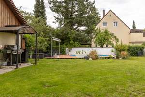 Seltene Gelegenheit in München-Allach: Fünfparteienhaus mit traumhaftem Grundstück, Pool und Garten – Die vollständige Adresse der Immobilie erhältst du vom Anbieter., 80999 Untermenzing, München – Vorschaubild 2