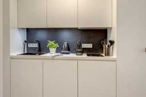 Stilvoll möbliertes, geräumiges 1-Zimmer-Apartment mit EBK und Balkon in Schwabing, München – Leopoldstr. 204, 80804 München – Vorschaubild 6