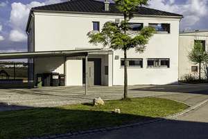 Elegante 4 Zimmer Wohnung mit 2 Bädern, Studio mit Bad und Terrasse mit Garten