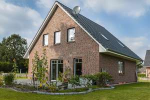 Neubau - Junges Wohnkonzept im klassischen EFH - Niedrigenergiehaus EH40 mit Wärmepumpe + PV – Die vollständige Adresse der Immobilie erhältst du vom Anbieter., 25548 Kellinghusen – Vorschaubild 2