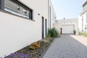 Ein- bis Dreifamilienhaus im Bauhausstil im Zentrum von Langenfeld * Baujahr 2020 * ca. 295 m² Wfl. – Die vollständige Adresse der Immobilie erhältst du vom Anbieter., 40764 Langenfeld (Rheinland) – Vorschaubild 14