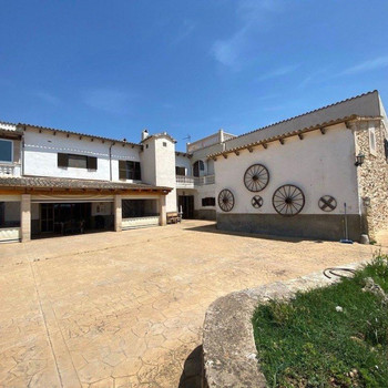 Objektbeschreibung.Willkommen in diesem mallorquinischen Traumhaus mit einem riesigen Grundstück und