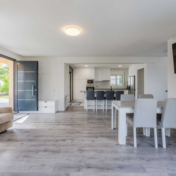 Beeindruckende, frisch renovierte Villa mit 4 Schlafzimmern und 3 Bädern, privatem Garten, Pool und 