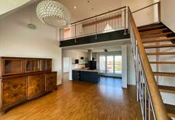 Wohnbereich mit offener Treppe