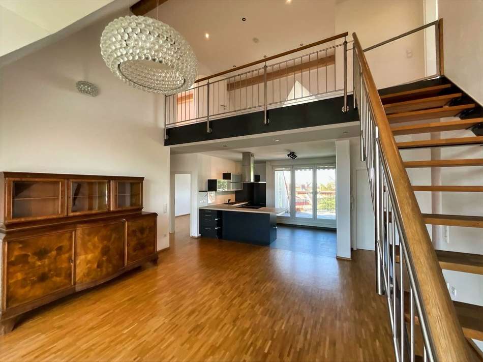 Wohnbereich mit offener Treppe