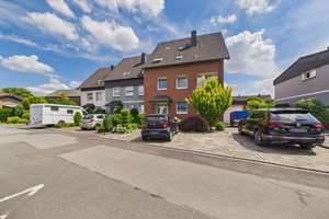 Attraktives Zweifamilienhaus mit Maisonette-Wohnung, Garten & Wintergarten in ruhiger Sackgassenlage