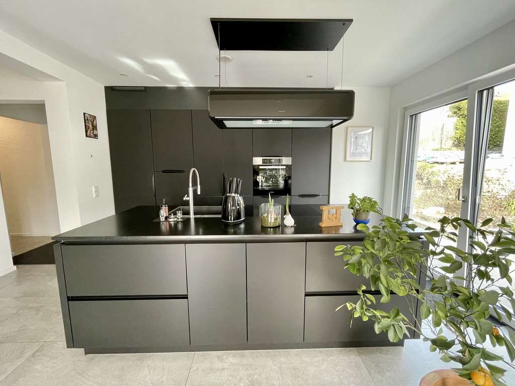 Immobilie in Geislingen - Einfach einziehen - Modernes Einfamilienhaus mit sonniger Terrasse und Garten!  - Bild 1