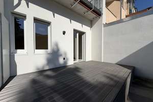 Stilvolle Erdgeschosswohnung in vollständig saniertem Wohnhaus