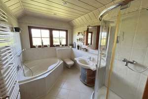 Lichtdurchflutetes 6-Zimmer-Haus mit Kamin, Balkon & Terrasse, Garten mit Pool und zwei Garagen – Die vollständige Adresse der Immobilie erhältst du vom Anbieter., 7318 Saalfeld/Saale – Vorschaubild 9