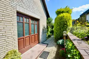 EINFAMILIENHAUS-ENSEMBLE AUF EINEM PARKÄHNLICHEN GRUNDSTÜCK MIT MASSIVEM GARTENHAUS – Segeberg (Kreis) – Vorschaubild 10