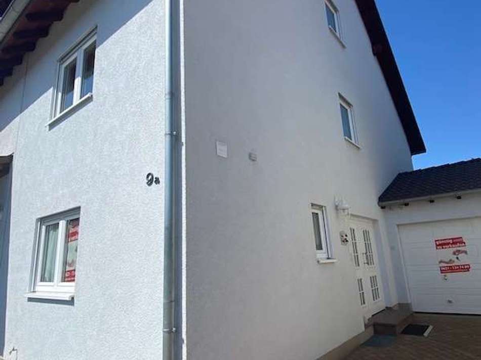 Strassenfassade/Garage