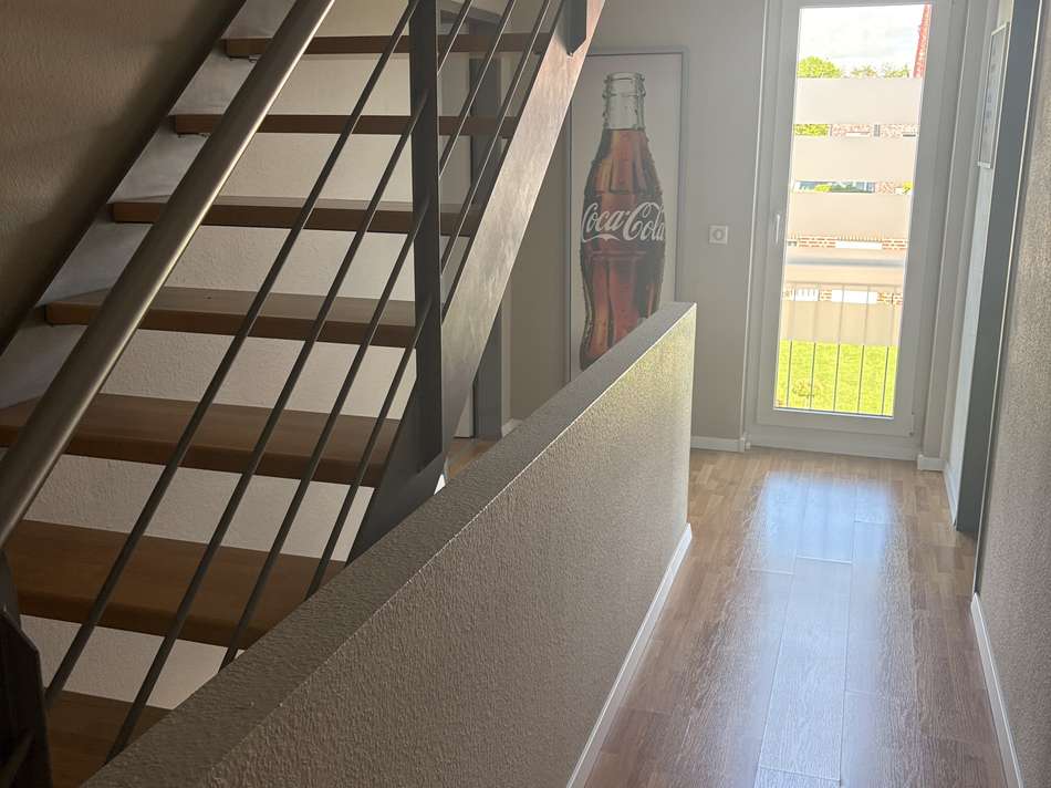 Flur mit Treppe ins DG