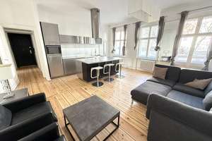 Bezugsfreie, möblierte und frisch renovierte 2 Zimmer Altbau-Wohnung mit Balkon - am Ku´Damm