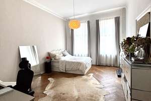 Stilvolle 4-Zimmerwohnung mit Holzdielen, hohen Decken & Balkon