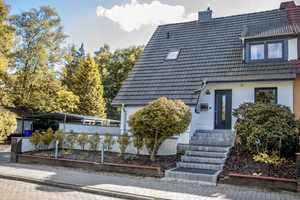 Moderne Doppelhaushälfte mit tollem Grundstück