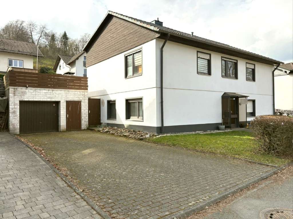 Immobilie in Sundern - Einfamilienhaus in Sundern mit Wellnesselementen im Grünen - Bild 1