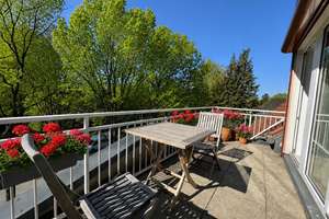 Schöne und freundliche 3-Zimmer-Dachgeschosswohnung mit Balkon und Tiefgarage