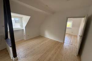 2 Zimmer Wohnung im Dachgeschoss mit Pakettboden – Die vollständige Adresse der Immobilie erhältst du vom Anbieter., 50678 Altstadt/Süd, Köln – Vorschaubild 2