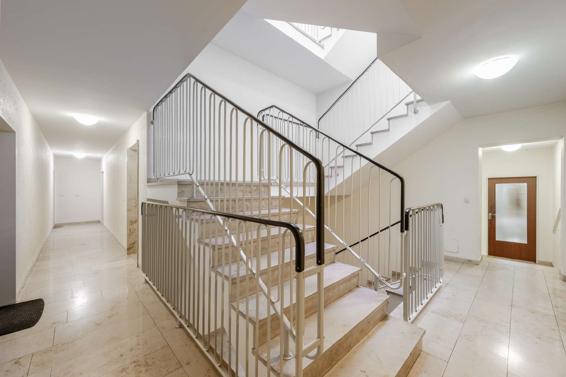 AIGNER - Attraktive 2-Zimmer-Wohnung mit Terrasse und Gestaltungsspielraum in Schwabing-West, München – Bild 3