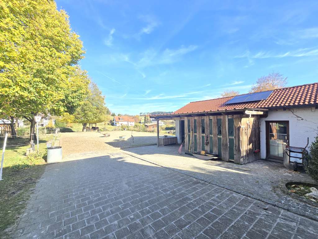 Immobilie in Leibertingen - Stilvoller Pferdehof mit flexiblem Gewerberaum, zwei Wohnungen und 1,3 ha arrondierter Fläche - Bild 1