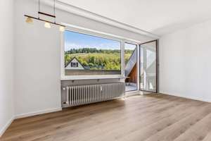 Stilvoll saniertes DG-Domizil mit Loggia und Weitblick in begehrter Lage von Freiburg Sankt Georgen – 79111 Sankt Georgen-Nord, Freiburg im Breisgau – Vorschaubild 14