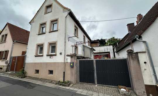 Einfamilienhaus mit Hof, Dachterrasse und Partyraum - teilweise renoviert
