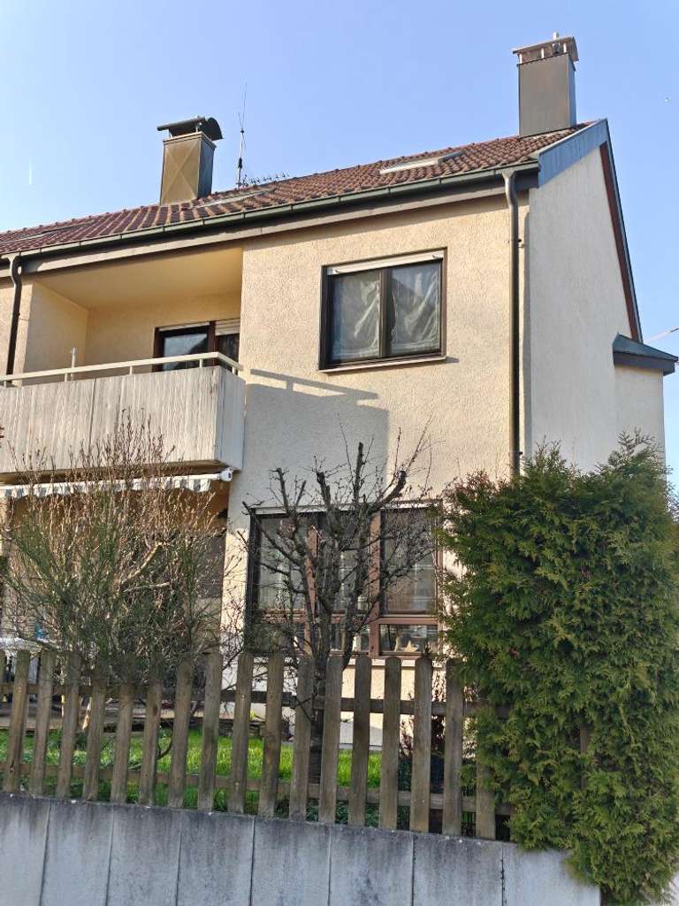 Immobilie in Winterbach - Wohnkomfort mit Potenzial: Vermietete Doppelhaushälfte mit Terrasse & Garage - Bild 1