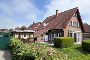 Gemütliches Ferienhaus mit Kamin, moderner Gasheizung, Hohlraumdämmung und Glasfaseranschluss! – Die vollständige Adresse der Immobilie erhältst du vom Anbieter., 26434 Wangerland – Vorschaubild 1