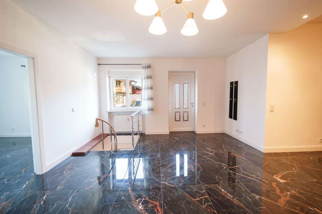 Immobilie in Inzell - Zentral im Ortskern: Sanierte 2-Zimmer-Erdgeschoss-Wohnung plus Hobbyraum in Inzell - Bild 4