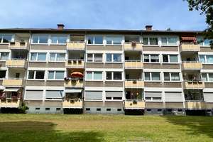 LEERE DREI ZIMMER WOHNUNG MIT SÜD BALKON!