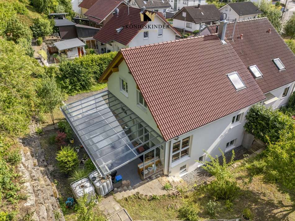 Moderne Doppelhaushälfte mit E