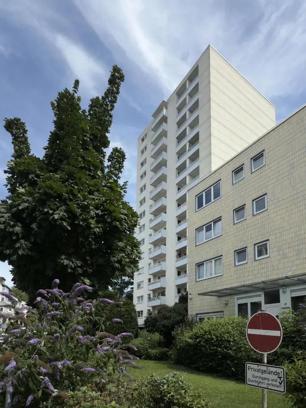 Ostend: Gepflegte helle 2-Zimmerwohnung mit Balkon