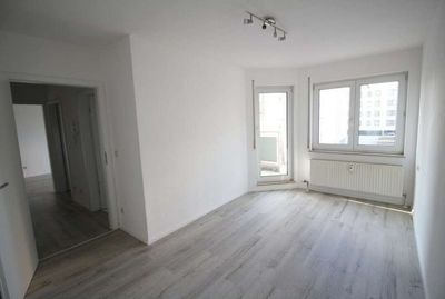 Modernisierte 2-Zimmer-Wohnung mit Balkon, Stellplatz & Einbauküche – ab 01.10. in Pforzheim-Nord