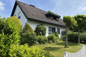 Gepflegtes, freistehendes 1-2 Familienhaus mit gemütlichem Kachelofen & großem Garten!