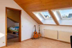Lichtdurchflutete 2‑Zimmer‑Dachgeschosswohnung mit Balkon & Stellplatz in stadtnaher Lage – Schönbergweg 10, 72766 Sondelfingen, Reutlingen – Vorschaubild 2