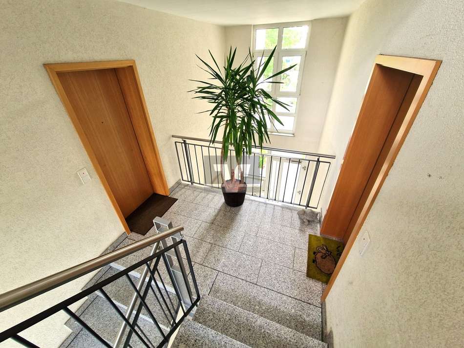 Geschoßtreppenhaus mit Blick z