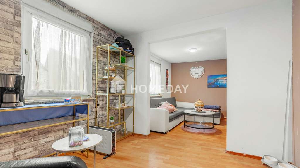 Immobilie in Bergtheim - Großzügiges Zweifamilienhaus mit Scheune, Werkstatt und Ausbaureserve 
 - Bild 2