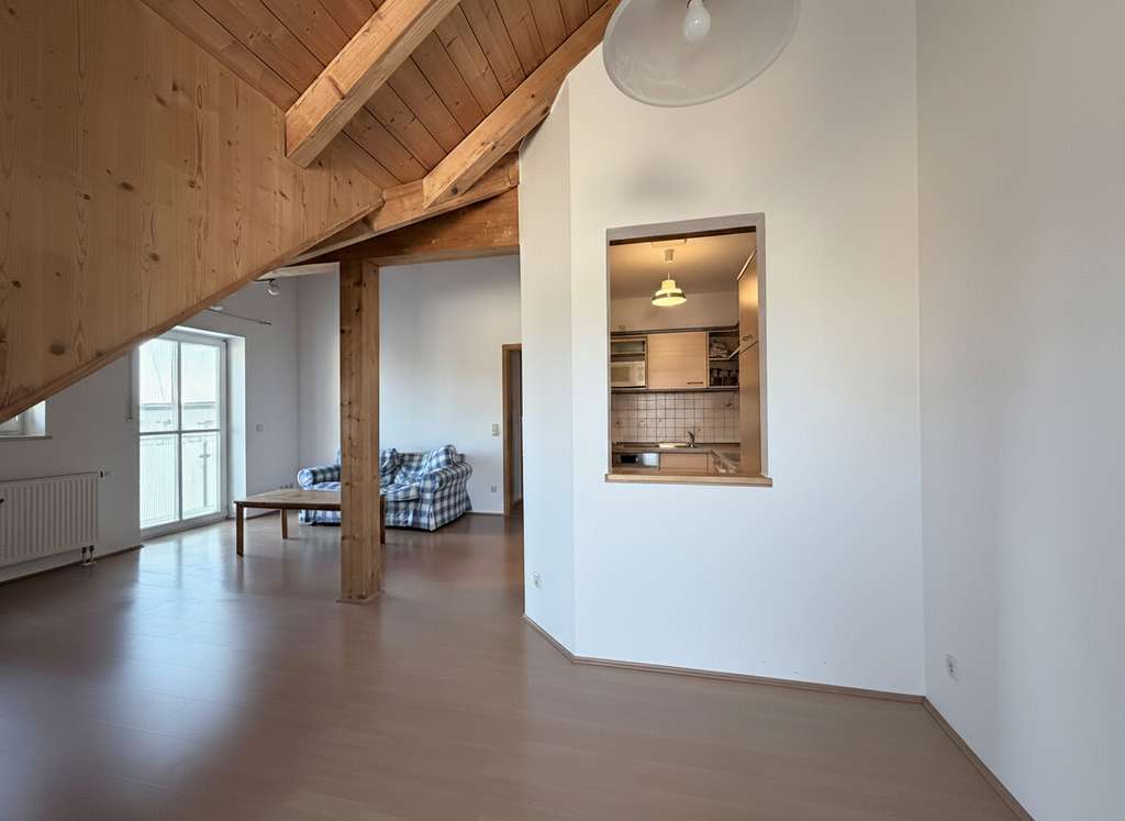 Immobilie in Neumarkt-Sankt Veit - Über den Dächern der Stadt – Stilvolle 2-Zimmer-Dachgeschosswohnung mit Weitblick und zwei Balkonen - Bild 4