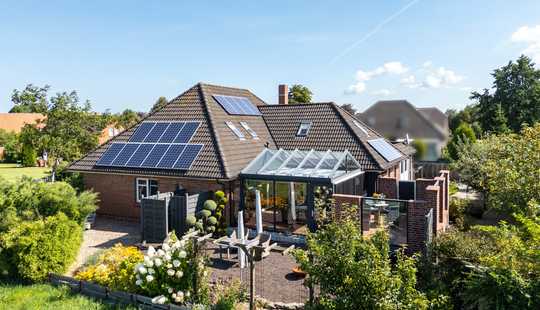 Bild von Großzügiger Bungalow mit Gästeapartment, Sauna & PV-Anlage nahe der Nordsee