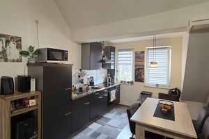 Helle 2 Zimmer Dachgeschosswohnung mit Balkon in Frankfurt-Seckbach  – Wilhelmshöher Straße 122, 60389 Seckbach, Frankfurt am Main – Vorschaubild 2