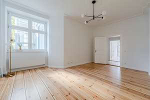 Modernisierter Altbau mit Balkon und Fahrstuhl – Elbestraße 36, 12045 Neukölln (Ortsteil), Berlin – Vorschaubild 2